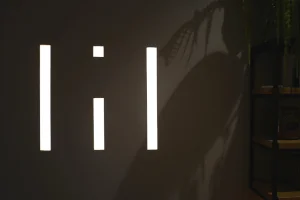 Logo luminoso del salone